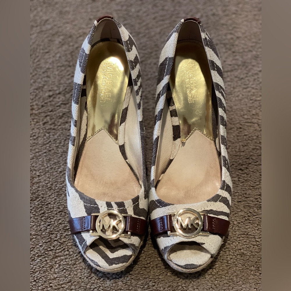 Michael Kors sz8.5 Logo , open toe wedge